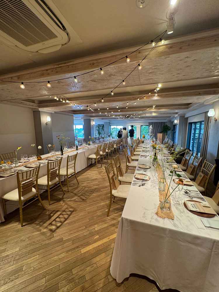 長机のテーブルでゲスト同士の距離が近く話が盛り上がりそうでした。