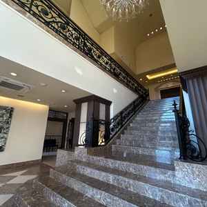 白いドレスが映えるようにとのことで階段の色が暗めになっており良かったです。