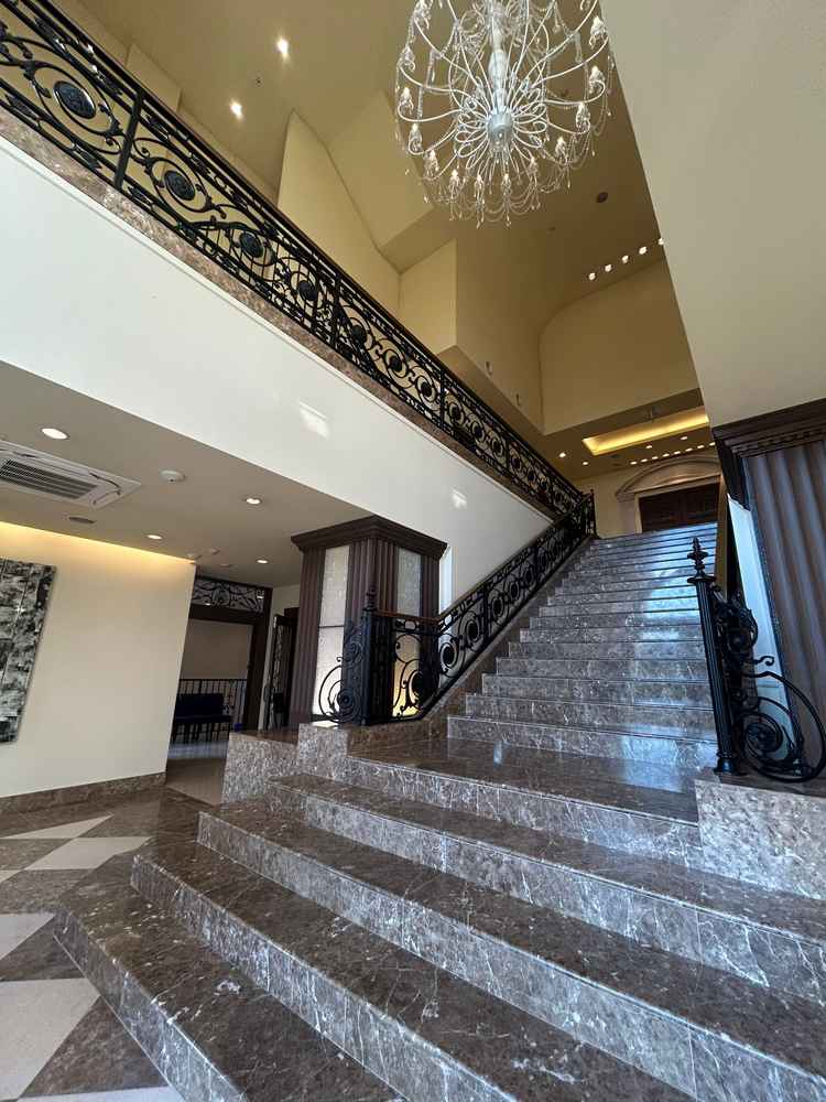 白いドレスが映えるようにとのことで階段の色が暗めになっており良かったです。