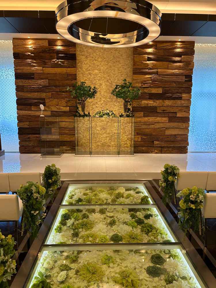 緑が多く、花が敷き詰められたバージンロードが素敵でした。