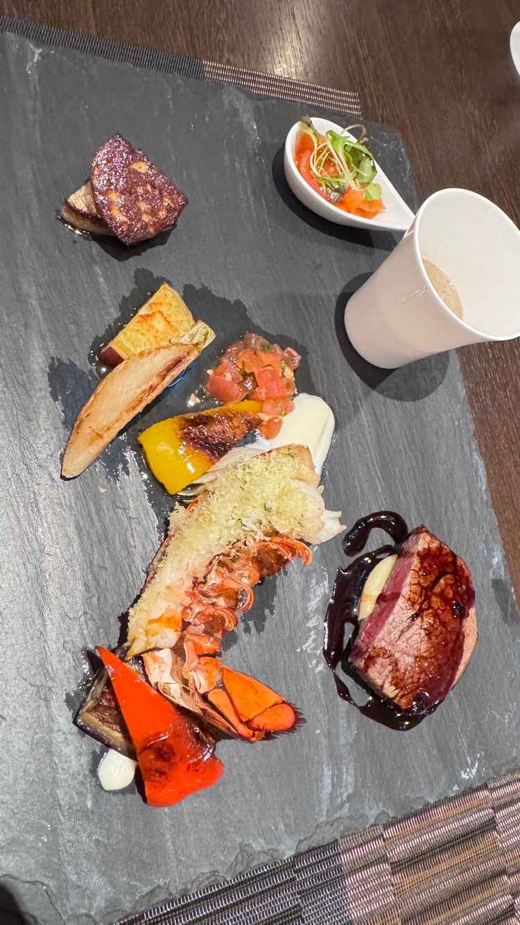 試食でいただいたお料理。目の前で説明しながらフォアグラを焼いてくださってとっても美味しかったです。