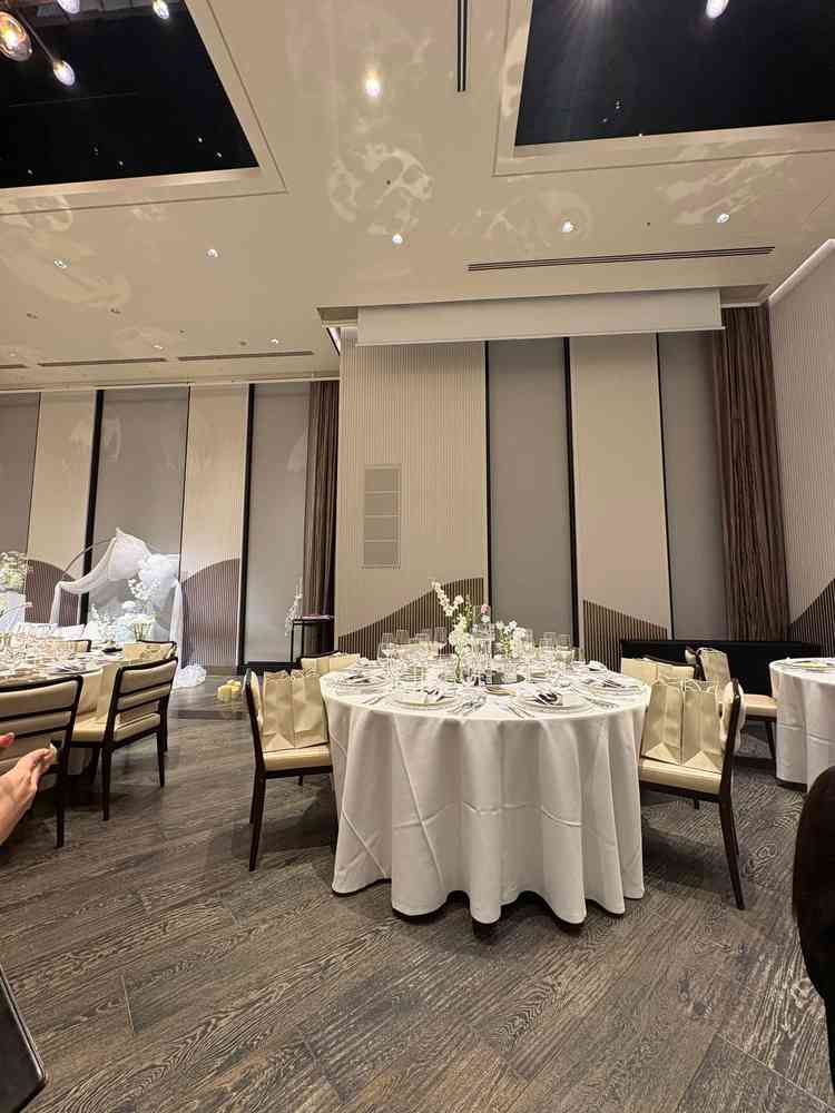 披露宴会場③ 1番広い会場で待合スペースの仕切りを無くして広々と使えます