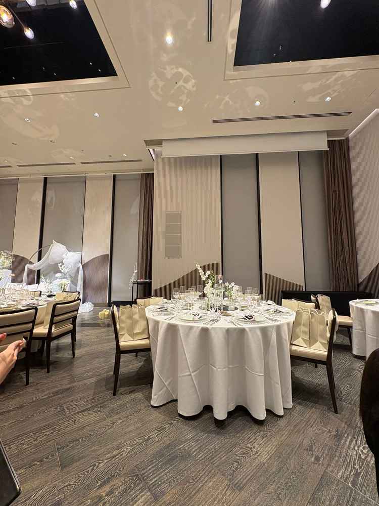 披露宴会場③ 1番広い会場で待合スペースの仕切りを無くして広々と使えます