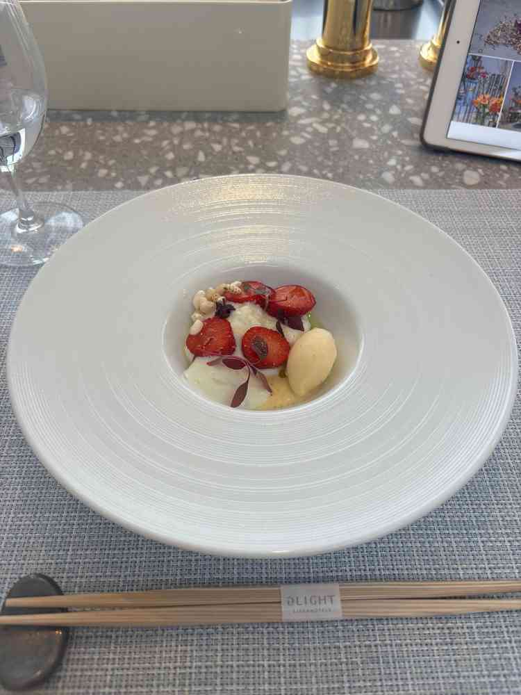 デザートは佐賀のごどうふを使ったデザート杏仁豆腐のような味わいご当地のものを味わえるのがいい