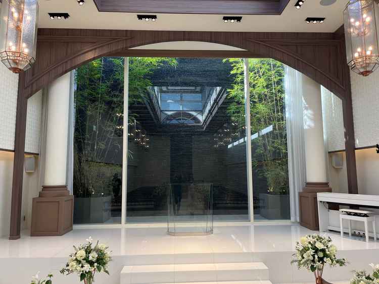 太陽の光と自然の緑が絶妙にマッチし、落ち着いた雰囲気を感じるチャペルでした