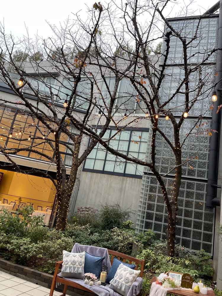 屋内屋外どちらも使える披露宴会場の外には桜の木があり、春は桜満開の中披露宴を行えるそう