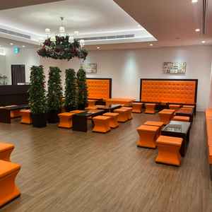 ゲストの待機場所です。１００名くらいは座ることができます。