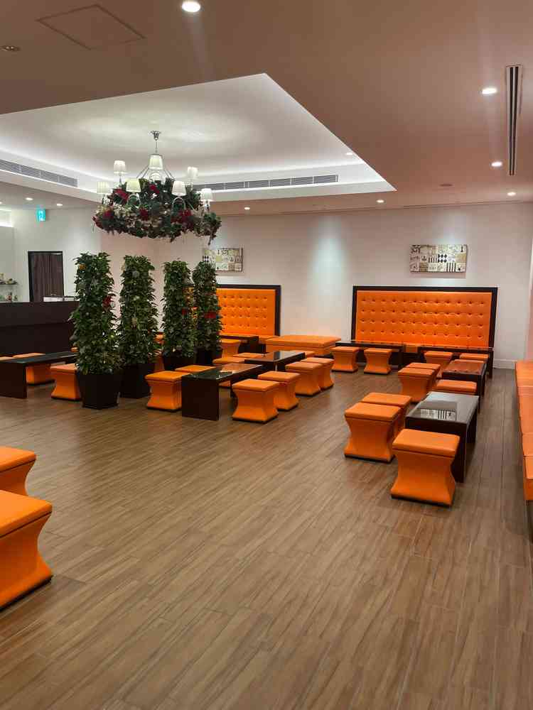 ゲストの待機場所です。１００名くらいは座ることができます。