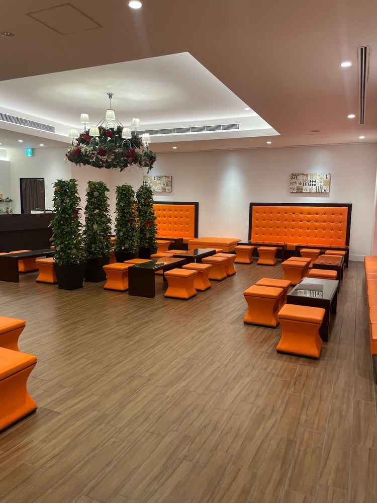 ゲストの待機場所です。１００名くらいは座ることができます。