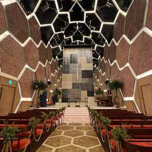 赤レンガを連想させる、みなとみらいならではの雰囲気のチャペル。正面に水が流れていて、斬新なデザイン。