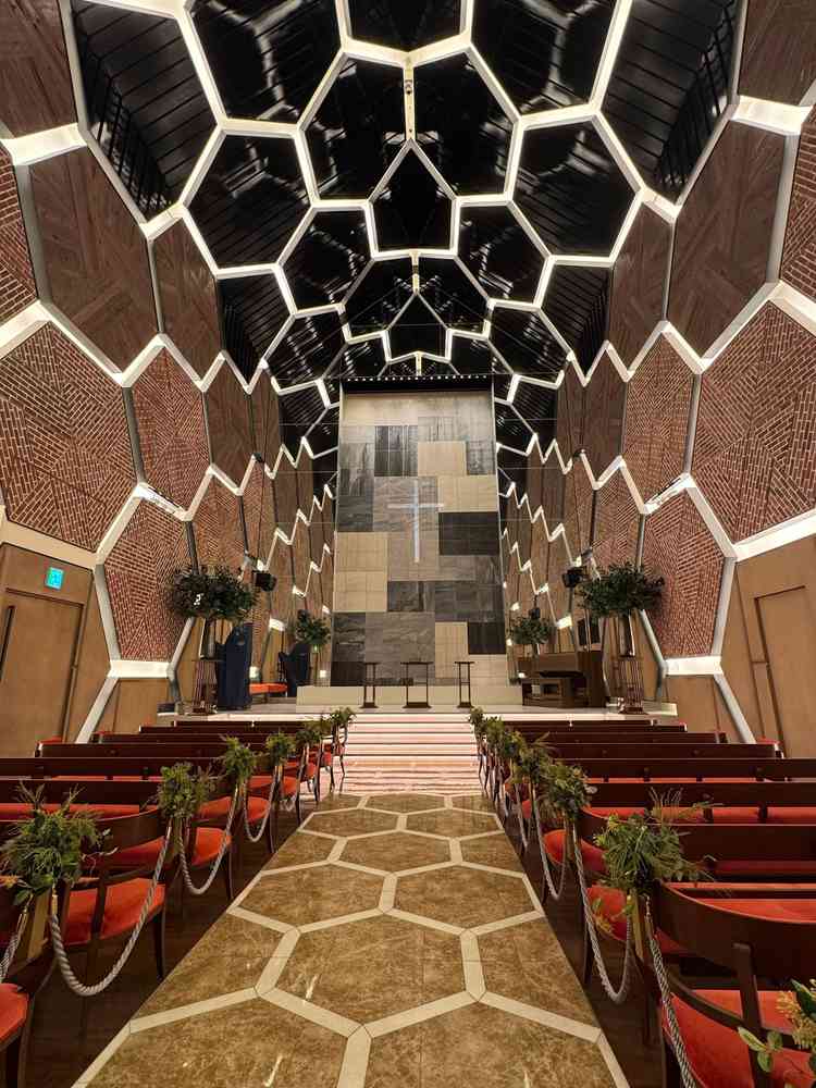 赤レンガを連想させる、みなとみらいならではの雰囲気のチャペル。正面に水が流れていて、斬新なデザイン。