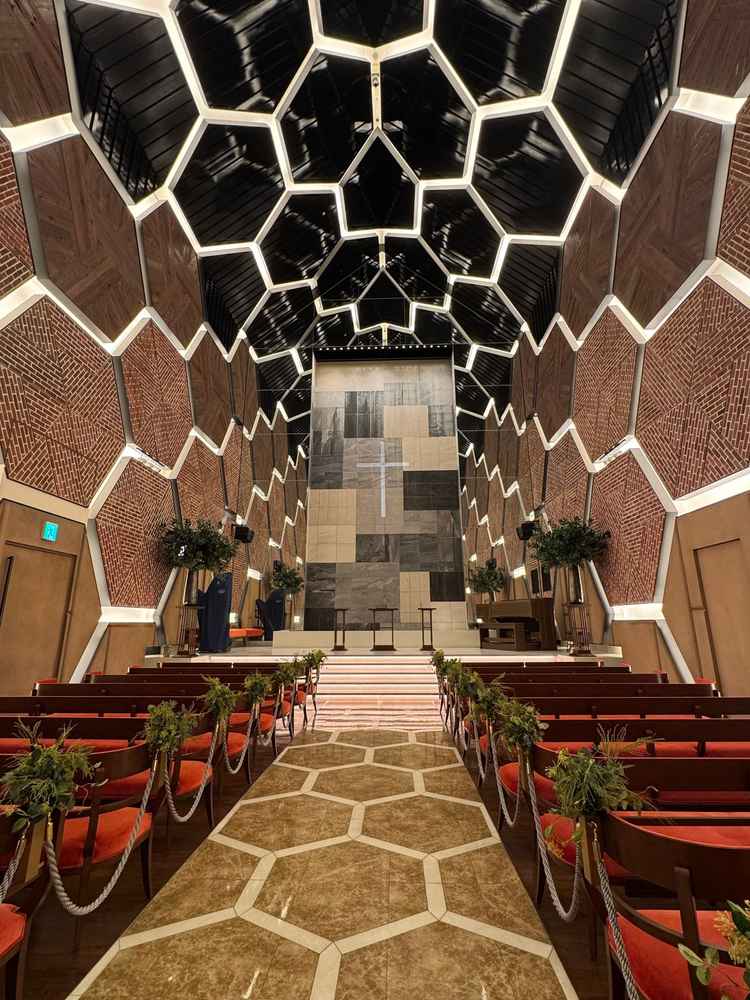 赤レンガを連想させる、みなとみらいならではの雰囲気のチャペル。正面に水が流れていて、斬新なデザイン。