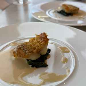 試食の真鯛の鱗焼き。1日2組しか式を挙げないことで、より手の込んだ料理を提供している点が魅力的だった