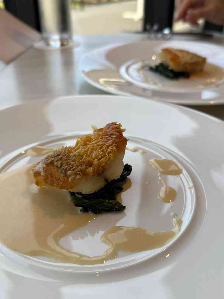 試食の真鯛の鱗焼き。1日2組しか式を挙げないことで、より手の込んだ料理を提供している点が魅力的だった