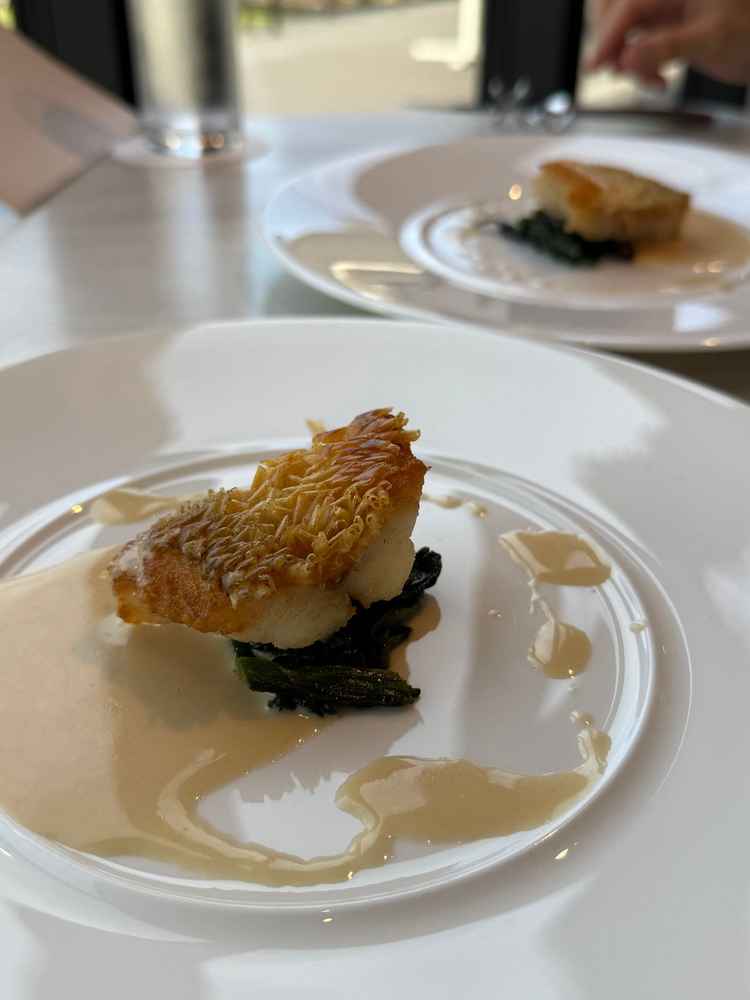 試食の真鯛の鱗焼き。1日2組しか式を挙げないことで、より手の込んだ料理を提供している点が魅力的だった