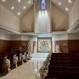 バージンロードの横幅広く天井が高くてステキな屋上の独立型チャペルでした。雨の日同線も確保されてます。