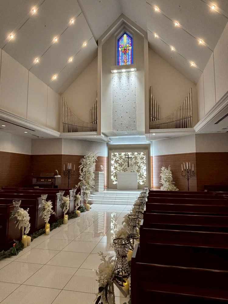 バージンロードの横幅広く天井が高くてステキな屋上の独立型チャペルでした。雨の日同線も確保されてます。