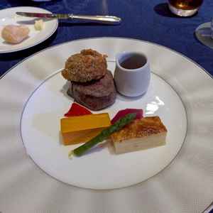 試食会のフォワグラクリーム？をあげたものがのってるステーキ