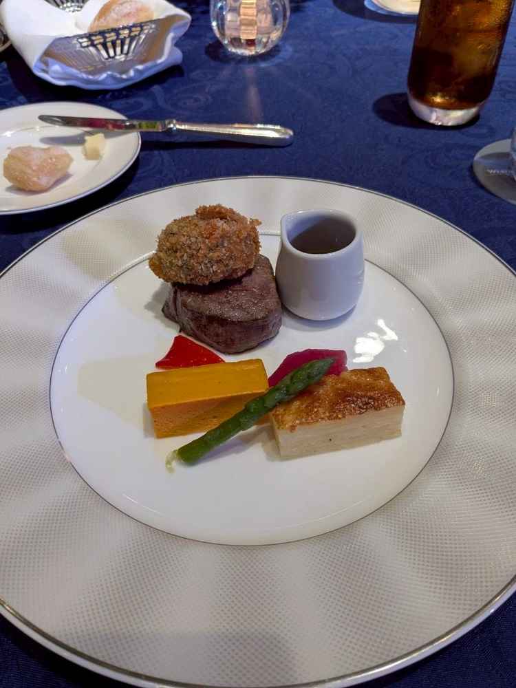 試食会のフォワグラクリーム？をあげたものがのってるステーキ