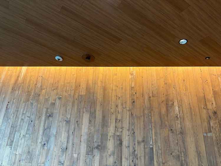 こちは挙式会場内のライトの写真です。照明器具が剥き出しではなく、暖かい印象のライトでした。