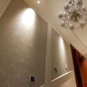 廊下の階段。ところどころ壁紙の汚れや剥がれは気になった。