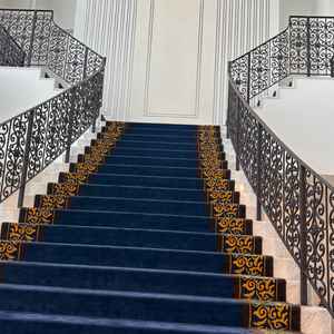 フラワーシャワーができる大階段は青い絨毯でウエディングドレスが映えそうでした。