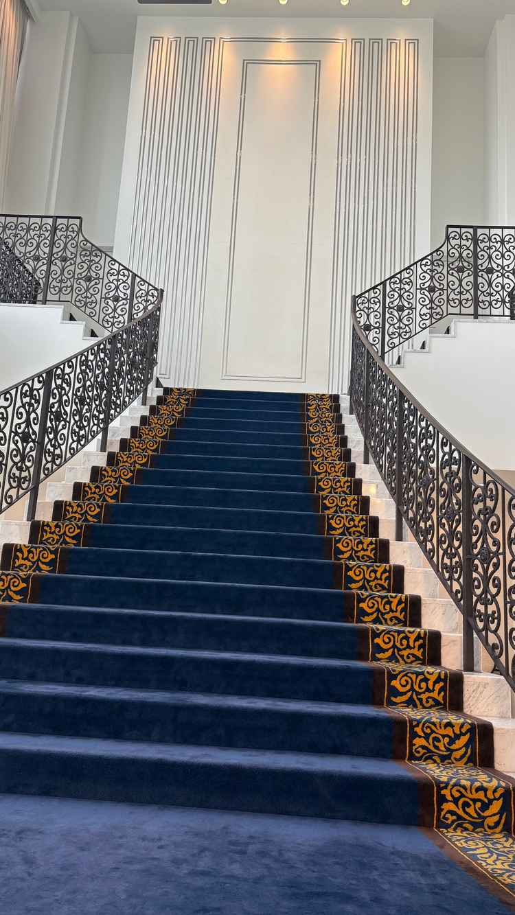 フラワーシャワーができる大階段は青い絨毯でウエディングドレスが映えそうでした。