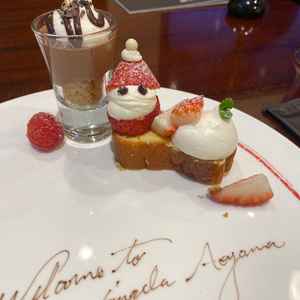 来店特典のデザート。とにかくおいしかったです！！！サンタさんに風したいちごのチーズケーキです。