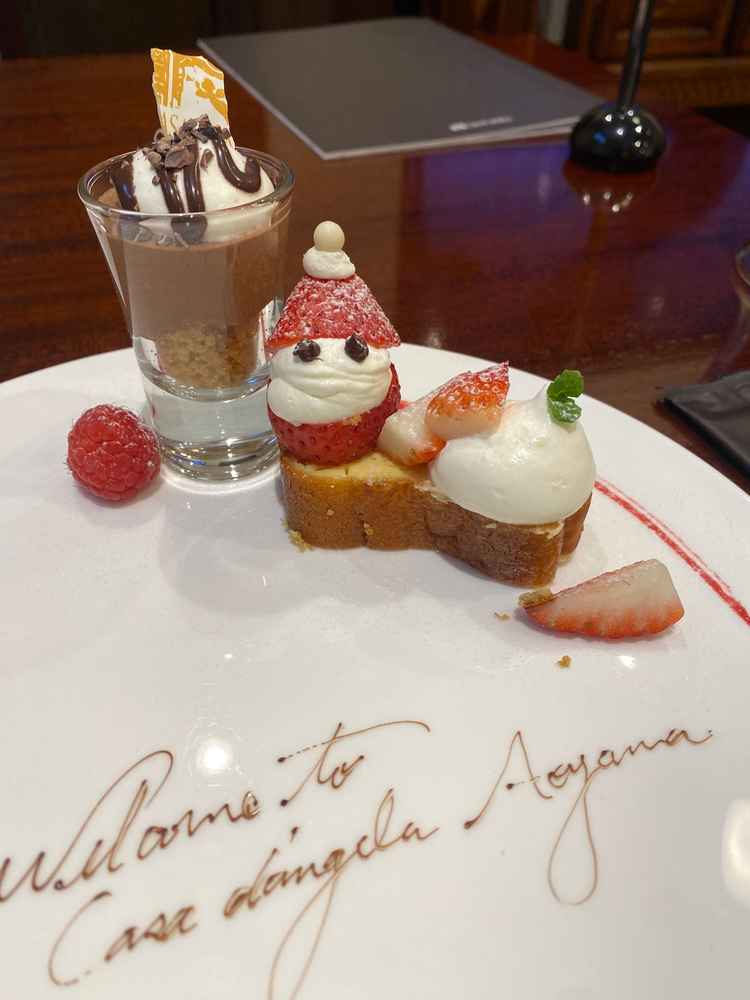 来店特典のデザート。とにかくおいしかったです！！！サンタさんに風したいちごのチーズケーキです。