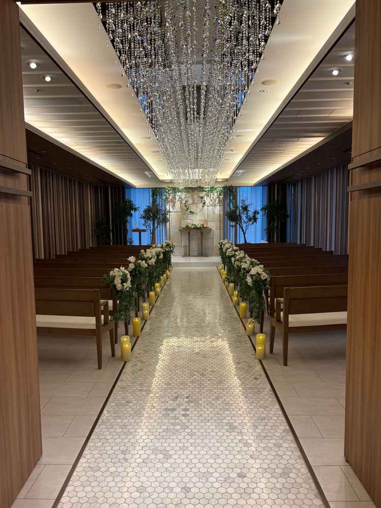 バージンロードの床にはジュエリーが埋められるそうです。天井の装飾は天の川イメージだそうです。