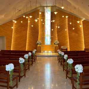 チャペルの写真。とてもあたたかみのある雰囲気で素敵でした。椅子がハの字になっていて見やすそうでした。