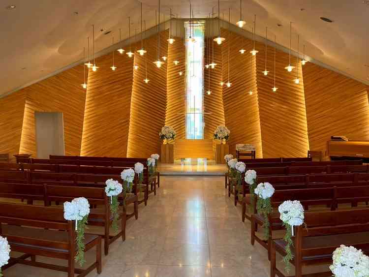 チャペルの写真。とてもあたたかみのある雰囲気で素敵でした。椅子がハの字になっていて見やすそうでした。