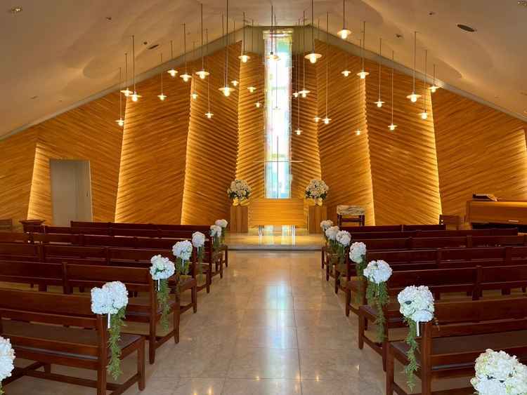 チャペルの写真。とてもあたたかみのある雰囲気で素敵でした。椅子がハの字になっていて見やすそうでした。