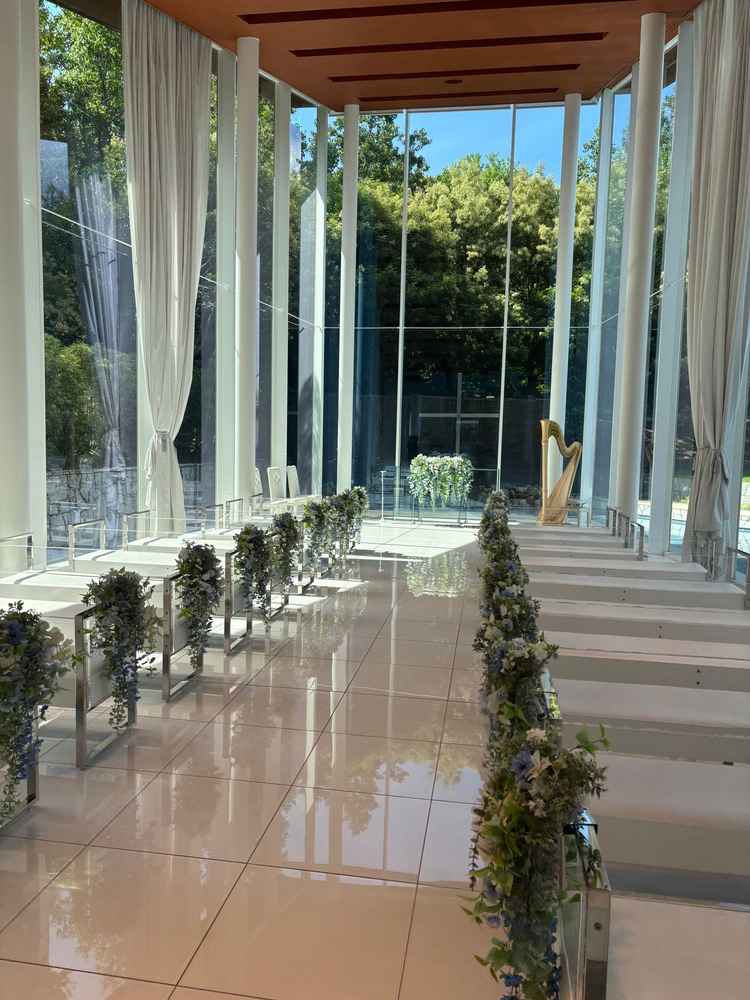 チャペル②水のチャペル、白基調でまた雰囲気が変わります