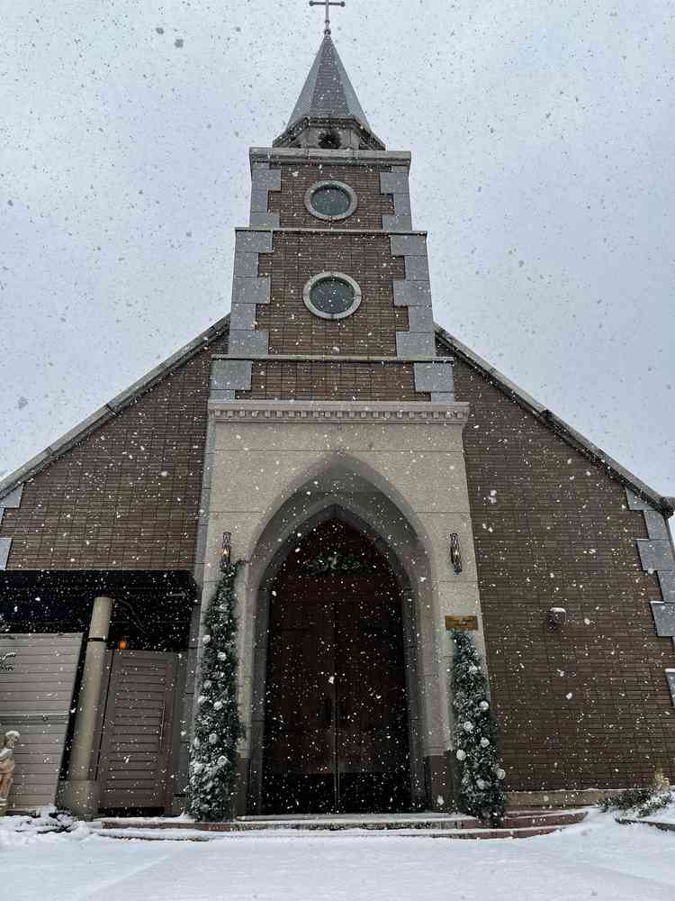 独立型のチャペルになっていて、挙式らしい特別感を感じました。当日は雪でしたが写真映えが期待できます。