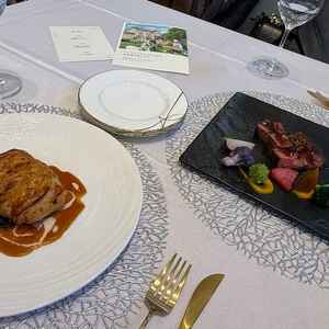 試食させていただいたパイ包味のお魚と、ステーキ。特にパイ包みがとてもおいしかったです。