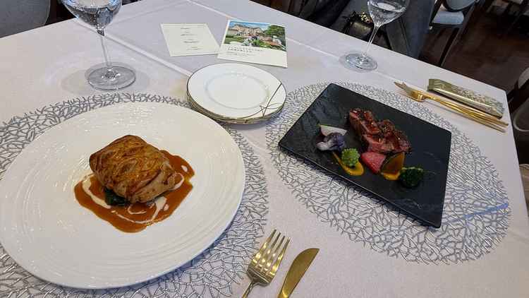 試食させていただいたパイ包味のお魚と、ステーキ。特にパイ包みがとてもおいしかったです。