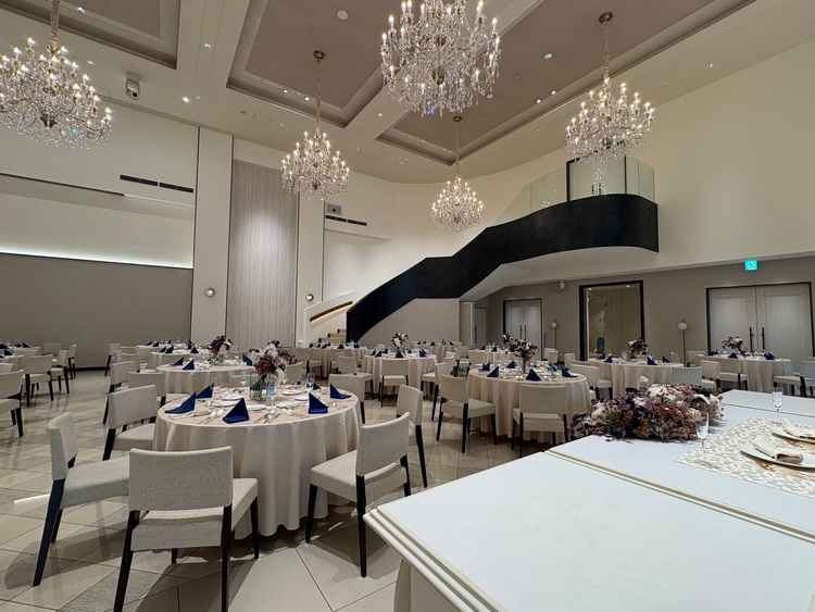 憧れの大階段もあり、天井も高く開放感がありました。大人数がゆったり座れるのでいいなと思いました。