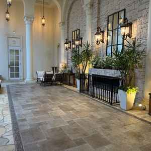 中庭にもソファーや飾り付けがあり、先までの時間を楽しむことができると感じました。