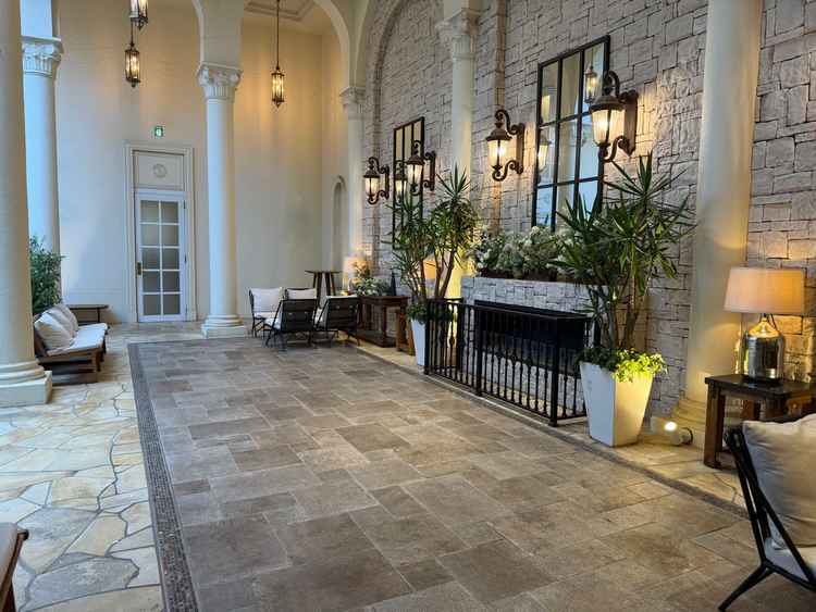 中庭にもソファーや飾り付けがあり、先までの時間を楽しむことができると感じました。