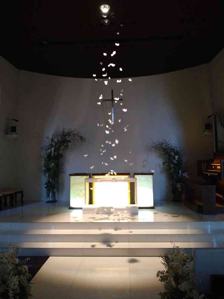 主に教会式で多く使用されるチャペルです。写真の様に羽根を使った神秘的な演出も出来るそうです。