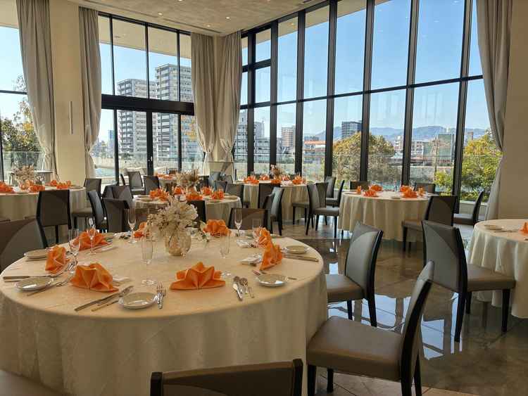 2階の披露宴会場からは川が見える