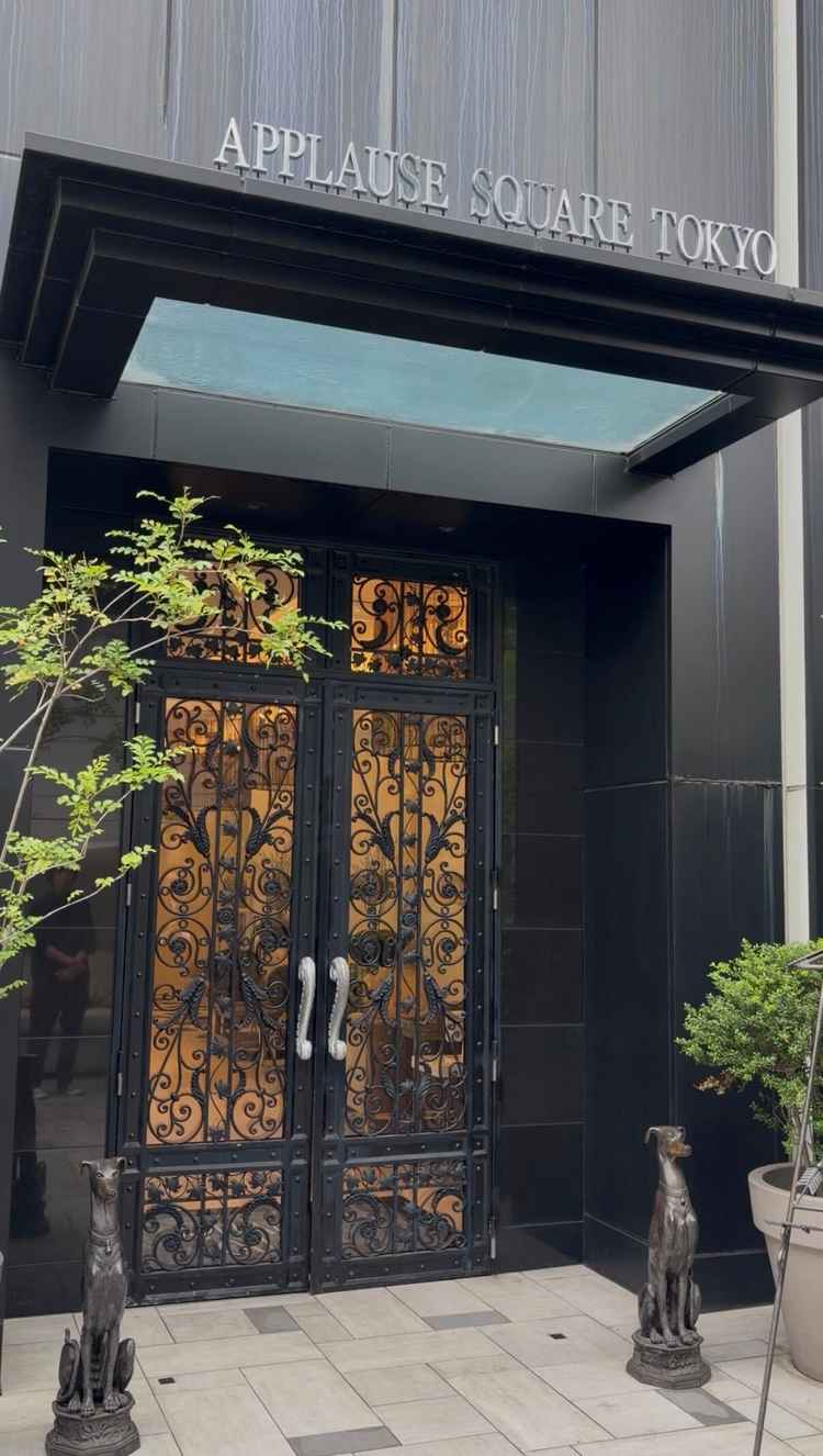 建物入口　ドアマンの方が丁寧に扉を開けてくださいます。その瞬間から非日常の世界です。