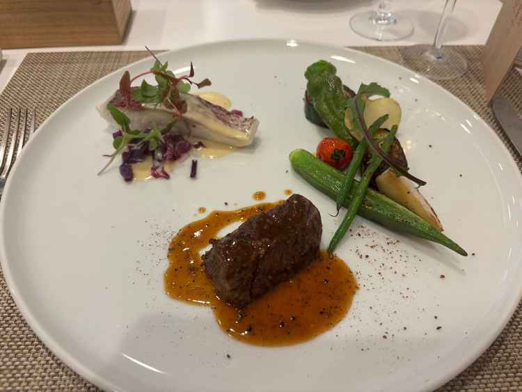 魚料理と肉料理と焼き野菜。野菜はこだわりがあると伺ったが、すごく美味しい野菜で年配のゲストにも◯