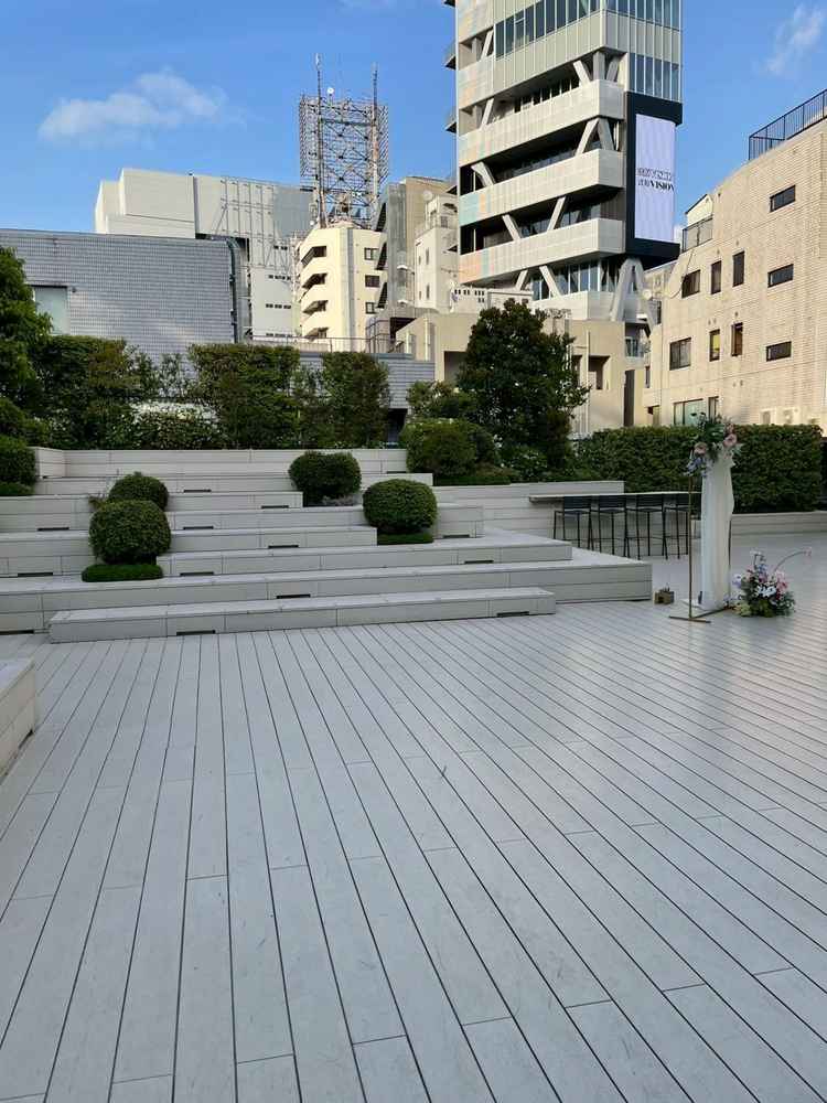 別角度からのテラスです。周りの建物が見える点は少し気になりました。