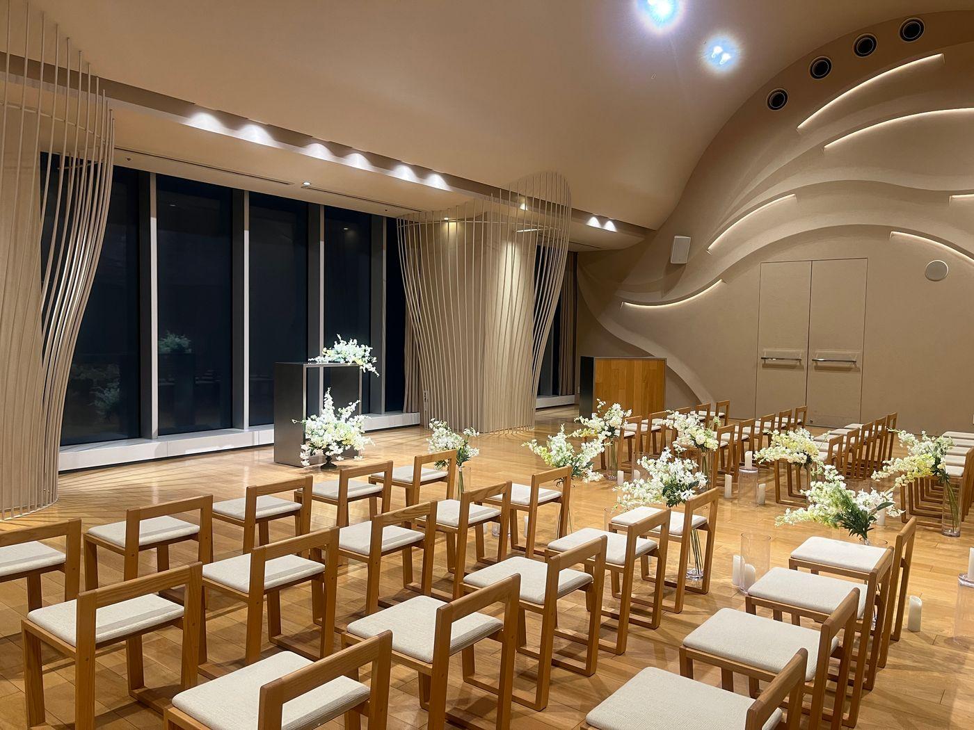 木製のシャンデリアが豪華なレストラン式場 | 結婚式口コミ・評判 