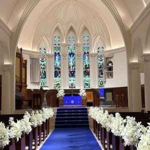 鮮やかなブルーのバージンロードとステンドグラスの雰囲気がシックでした。