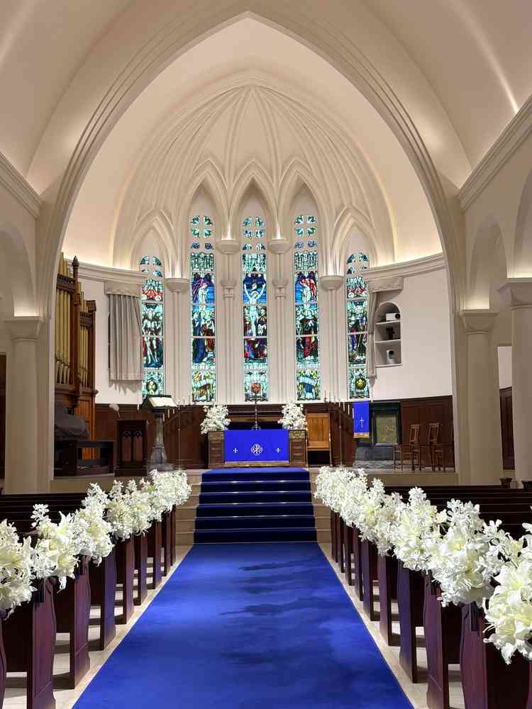 鮮やかなブルーのバージンロードとステンドグラスの雰囲気がシックでした。