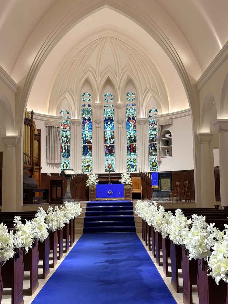 鮮やかなブルーのバージンロードとステンドグラスの雰囲気がシックでした。