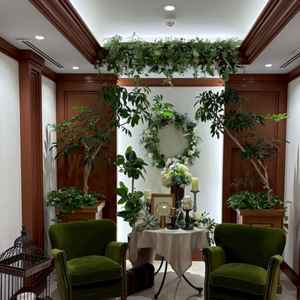 ゲストが式場に来て初めて見るスペースにも装飾があり、こちらで準備をする必要がないのが楽でいいと思い